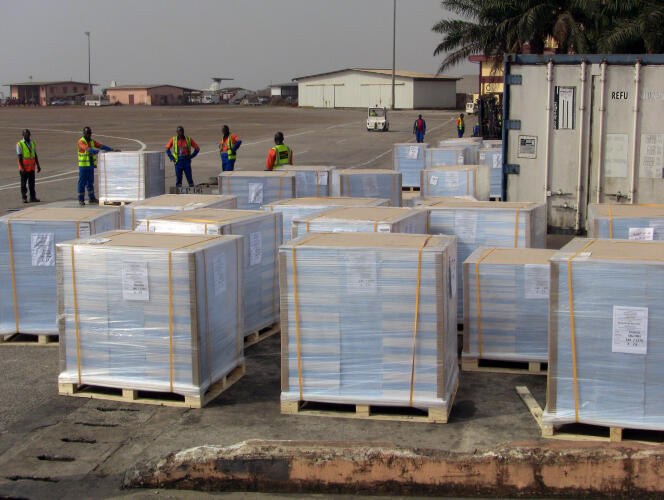 Des urnes électorales à l’aéroport de Conakry, le 18 février 2020.