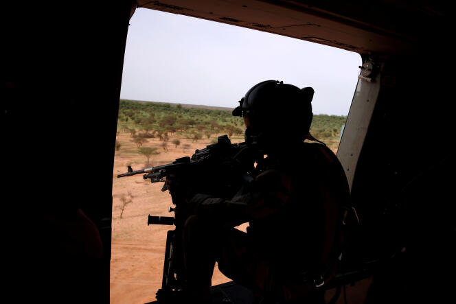 Patrouille d’un hélicoptère Caïman de l’opération française « Barkhane » au sud-ouest de Gao, dans le nord-est du Mali, en juillet 2019.