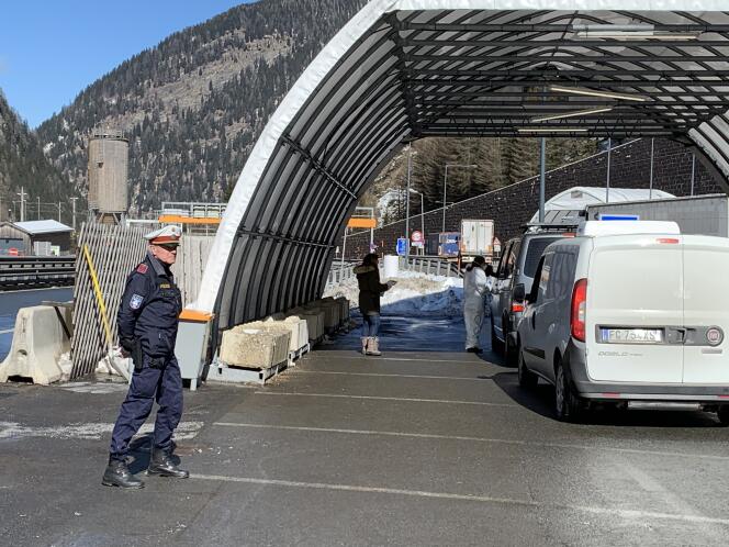 Une partie de la circulation a été déroutée vers une tente servant de station de contrôle de la température, au col du Brenner, en Autriche, le 11 mars.