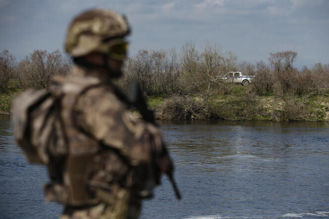 Un soldat turc à la frontière avec la Grèce, mercredi 11 mars. De l’autre côté du fleuve Maritsa, un véhicule de patrouille des forces grecques.