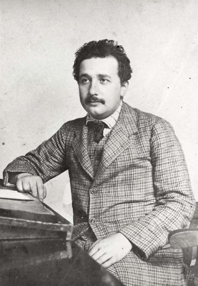 Albert Einstein, à 26 ans, en 1905, à l’office des brevets de Berne, en Suisse. Cette année-là, dans son « annus mirabilis », il a écrit quatre articles qui allaient transformer notre compréhension de l’Univers.