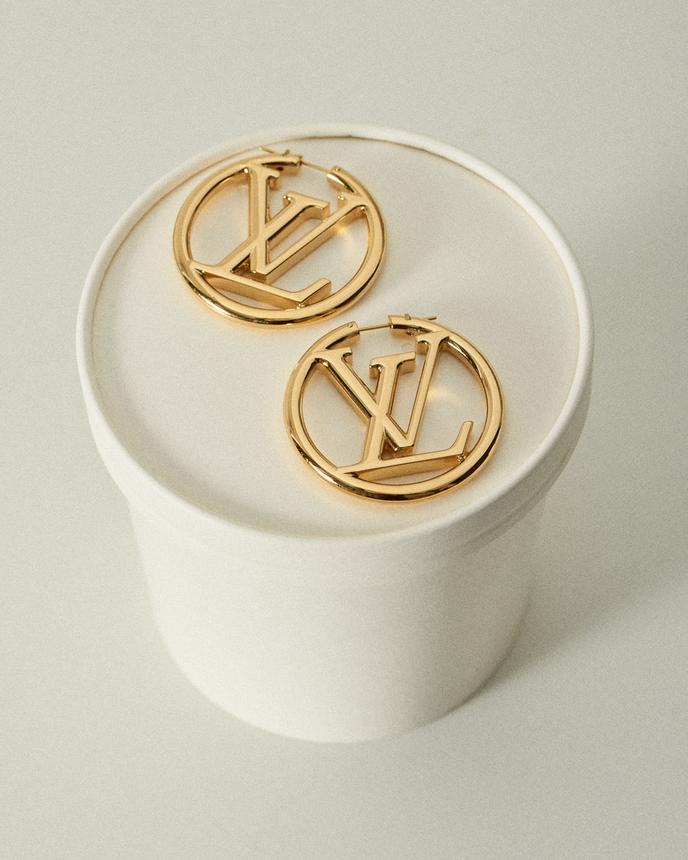 Hoa tai hoop Louise, bằng kim loại mạ vàng, Louis Vuitton, € 465.