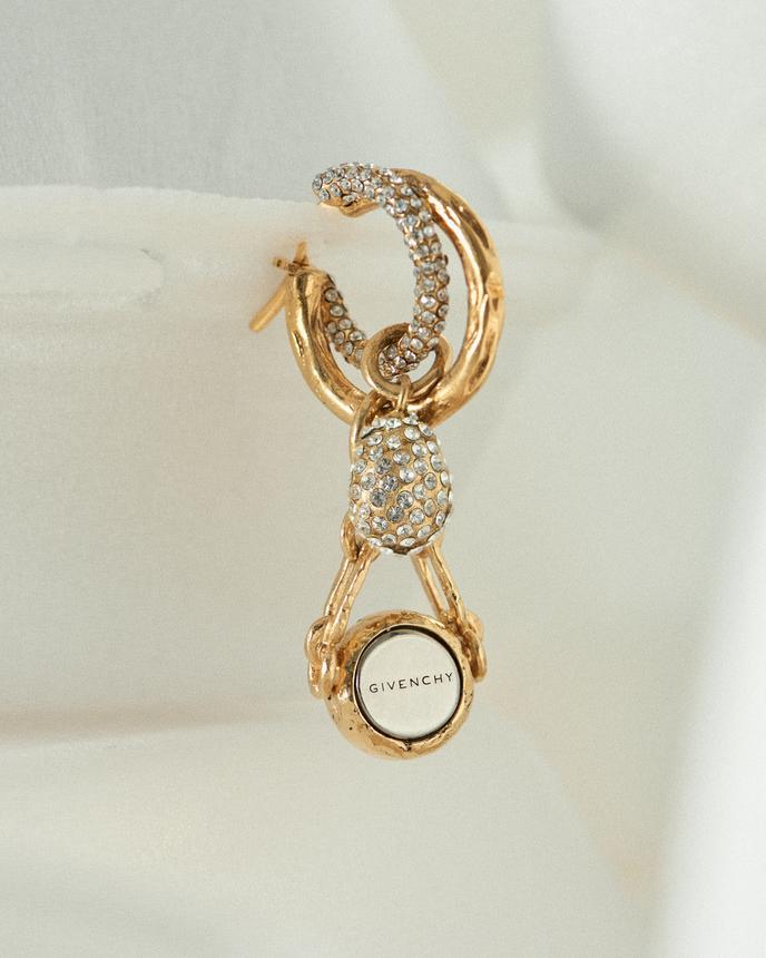 Bông tai Creole Charm, bằng kim loại mạ vàng, mạ bạc và đá khoáng, Givenchy, € 720.
