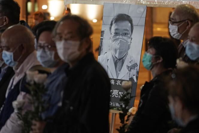 Une pancarte à l’effigie du docteur Li Wenliang, l’ophtalmologiste réprimandé par sa hiérarchie pour avoir donné l’alerte sur le Covid-19, lors d’une manifestation à hongkong, le 7 février.