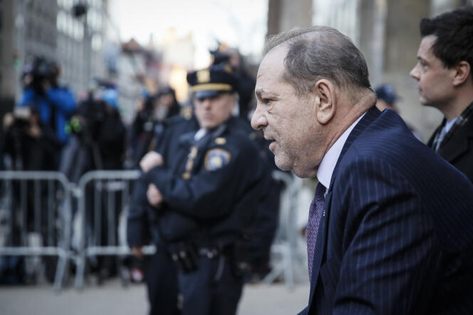 Harvey Weinstein quitte le tribunal de Manhattan à New York, le 19 février.