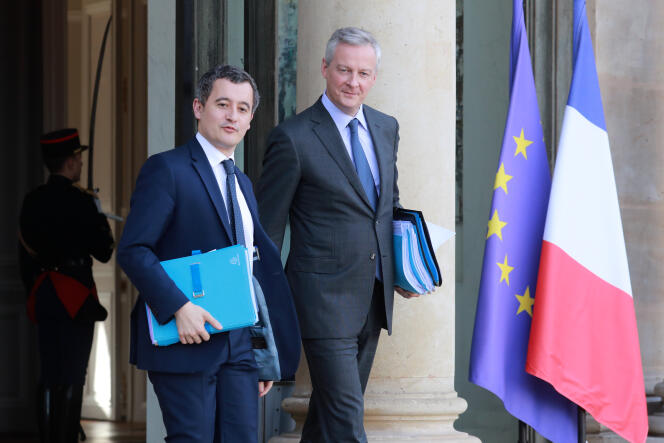 Le ministre de l’action et des comptes publics, Gérald Darmanin (à gauche), et le ministre de l’économie et des finances, Bruno Le Maire, quittent le palais de l’Elysée, à Paris, le 29 janvier.