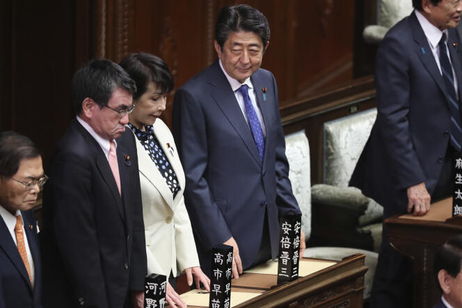 Le premier ministre japonais, Shinzo Abe (au centre), lors d’une séance plénière de la Chambre basse, à Tokyo, le 12 mars 2020.