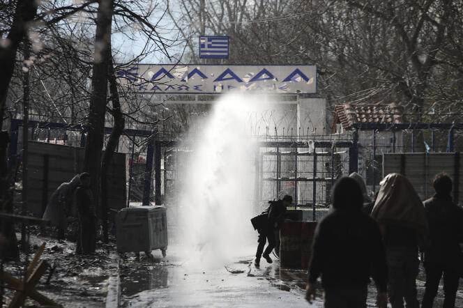Mercredi 11 mars 2020, les forces de sécurité grecques utilisent des gaz lacrymogènes contre des migrants à la frontière turco-grecque, à Pazarkule.