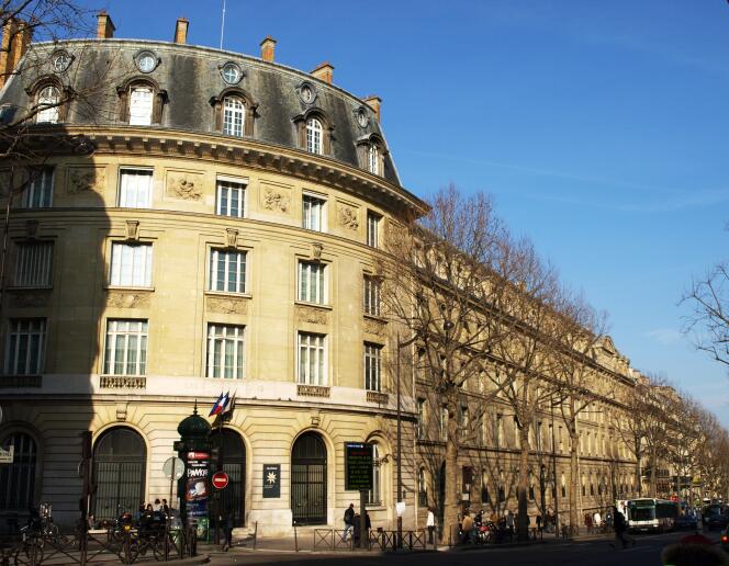 Le lycée de classes préparatoires Saint-Louis, à Paris, suspend ses cours et ferme son internat.