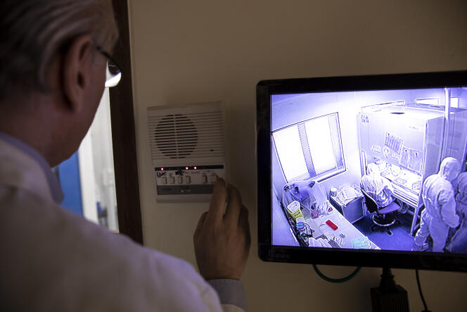 Des techniciens de laboratoire testent des échantillons de potentiels cas de Covid-19 à l'hôpital Henri-Mondor à Créteil, le 6 mars.