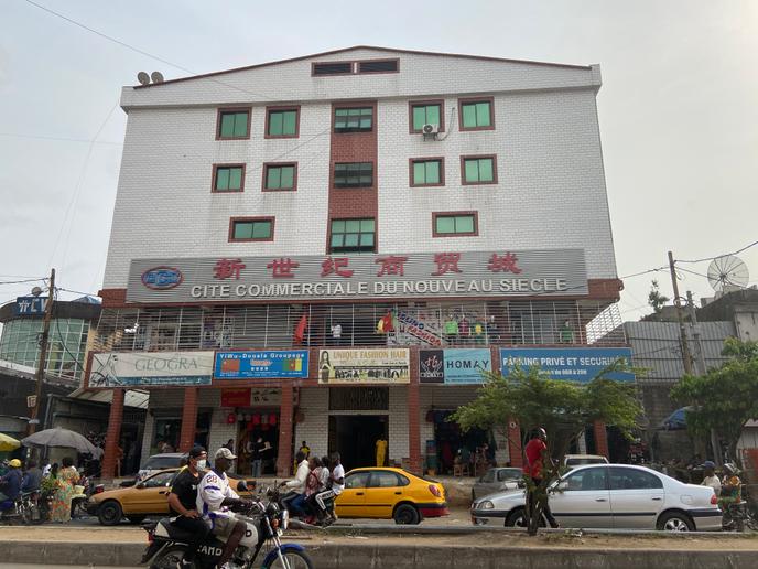Le marché chinois d’Akwa, un quartier de Douala, en mars 2020.
