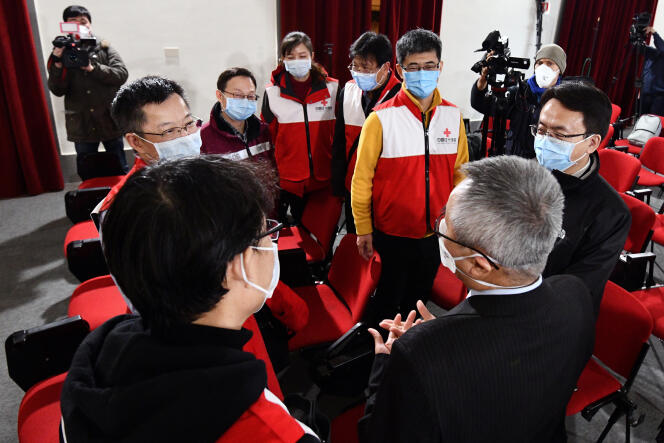 L’ambassadeur de Chine en Italie, Li Junhua (2e à droite), avec une équipe médicale venue de son pays au siège de la Croix Rouge à Rome, le 13 mars.
