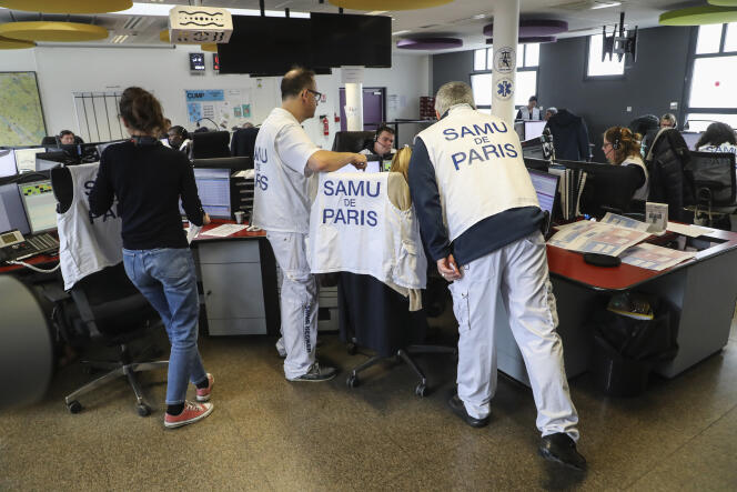 Le centre d’appel du Samu de l’hôpital Necker (Paris) mobilisé face à la crise, le 10 mars.