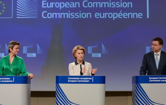 La présidente de la Commission, Ursula von der Leyen, entourée des commissaires européens à la concurrence, Margrethe Vestager, et à l’économie, Valdis Dombrovskis, à Bruxelles, vendredi 13 mars.