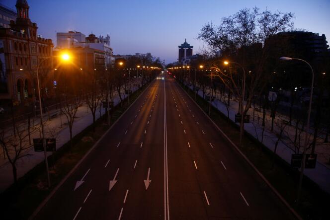 Le Paseo de la Castellana, l’une des artères principales  de Madrid, presque vide, samedi 14 mars.