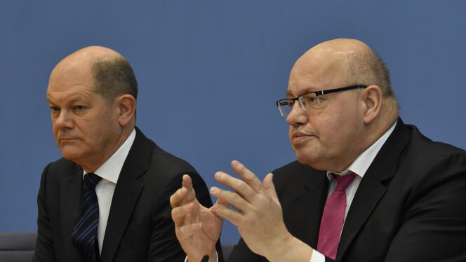Les ministres allemand des finances et de l’économie, Olaf Scholz et Peter Altmaier (de gauche à droite), annoncent les mesures de soutien pour faire face à la crise due au coronavirus, vendredi 13 mars, à Berlin.