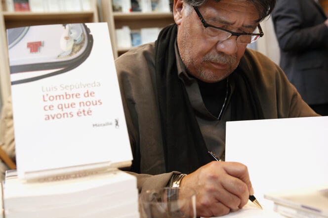L’écrivan Luis Sepulveda lors d’une séance dédicace à Paris, le 30 mars 2010.