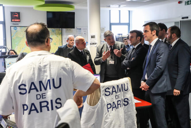 Le président Emmanuel Macron et le ministre de la santé, Olivier Véran, en visite à l’hôpital Necker, à Paris, mardi 10 mars.