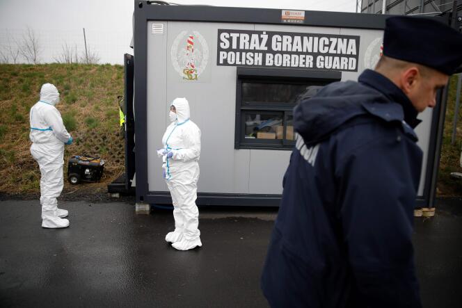 Une équipe sanitaire polonaise s’apprête à contrôler les passagers arrivant à la frontière entre la Pologne et l’Allemagne, le 9 mars 2020.