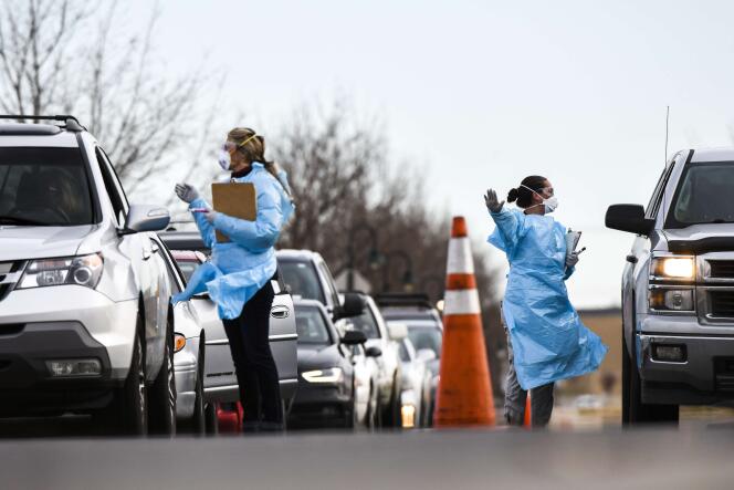 Une opération de dépistage du Covid-19 qui permet aux usagers de ne pas quitter leurs véhicules, à Denver dans le Colorado, le 12 mars.