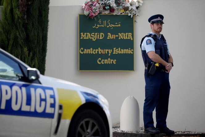 Un agent de police surveille les abords de la moquée Al-Noor, à Christchurch (Nouvelle-Zélande), le 13 mars.