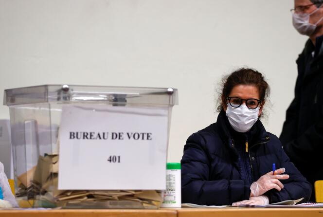 Un bureau de vote à Strasbourg, le 15 mars.