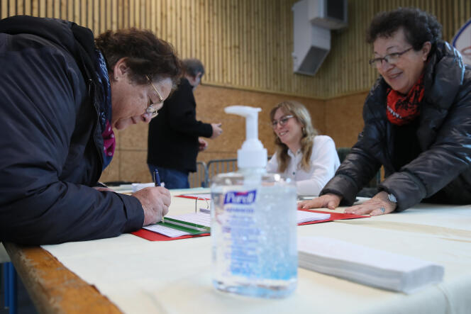Dans un bureau de vote à Rennes, le 15 mars. La participation a été extrêmement faible (39,64 %, contre 51 % en 2014).