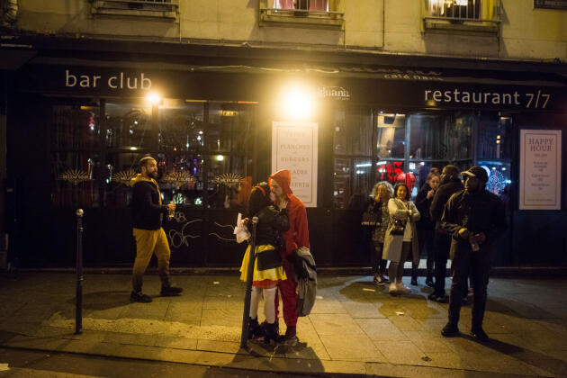 La rue de la Roquette se vide après la fermeture à minuit des bars et des restaurants, à Paris, le 15 mars.