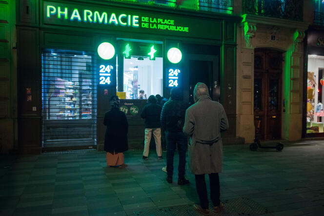 Une pharmacie ouverte toute la nuit place de la République, à Paris, le 14 mars.