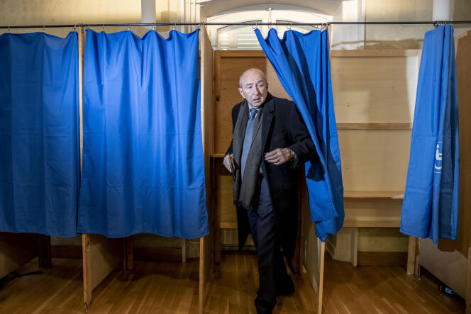 Gérard Collomb, maire de Lyon, vote à la mairie du 5e arrondissement, dimanche 15 mars.