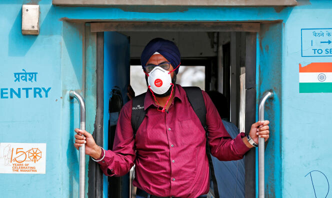 Un homme portant un masque de protection contre le Covid-19,  à la gare de New Delhi, Inde, le 16 mars 2020.