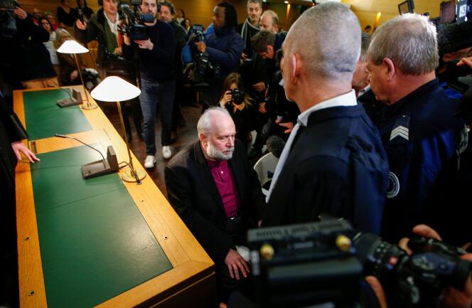 L’ex-père Bernard Preynat arrive pour assister à son procès, accusé d’abus sexuels sur mineurs, au palais de justice de Lyon, le 13 janvier 2020.