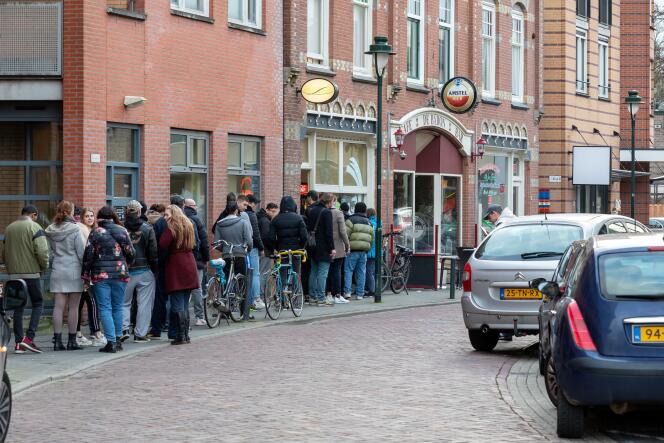 File d’attente pour se procurer du cannabis devant un coffee shop d’Amsterdam, le 15 mars 2020.