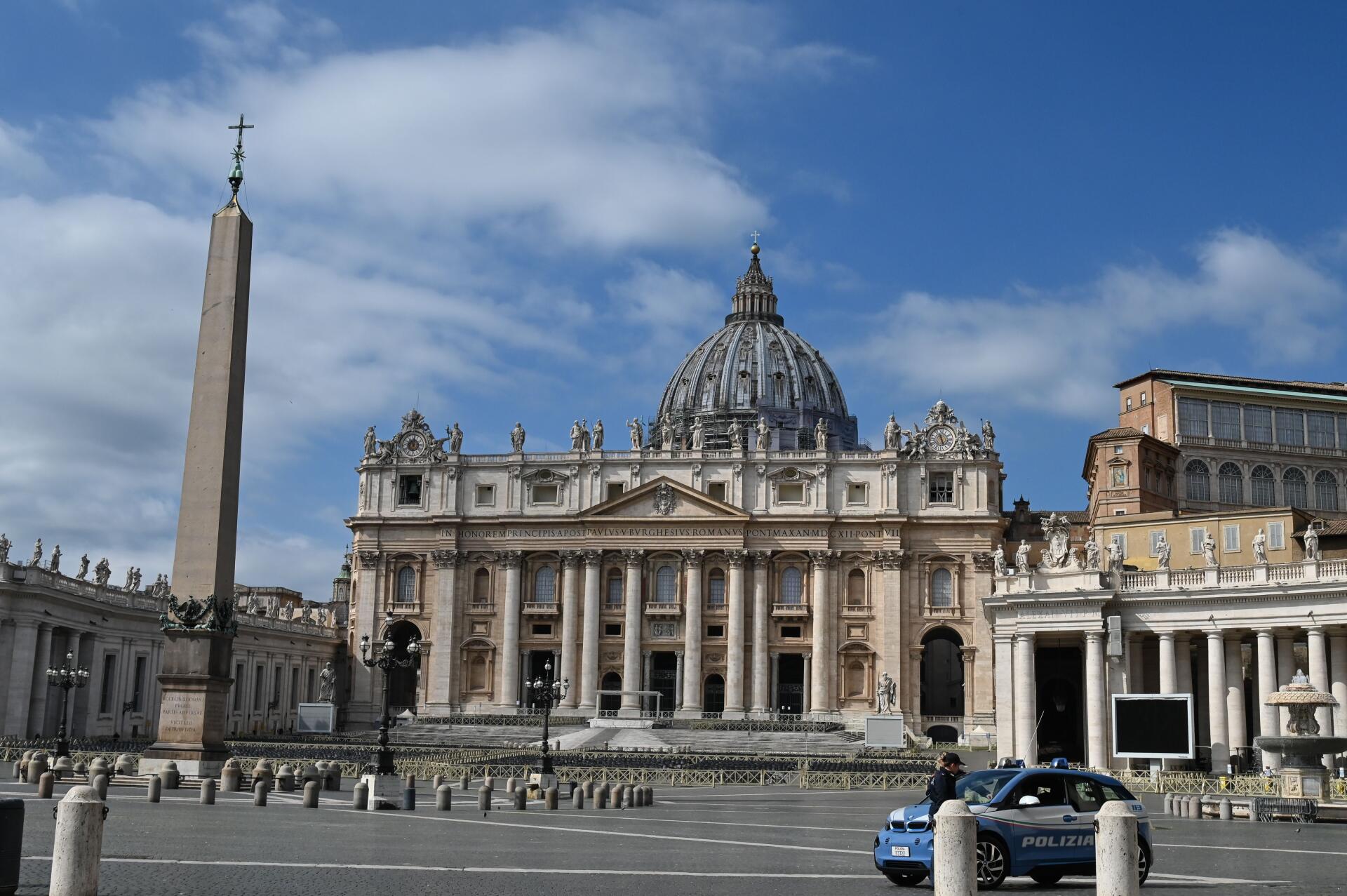 La basilique Saint-Pierre au Vatican, habituellement prise d’assaut par les touristes, est totalement déserte, le 15 mars.