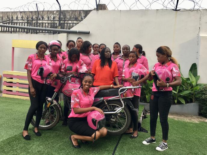 La créatrice d’Ubizcabs, Patricia Nzolantima, entourée de plusieurs de ses conductrices de taxi auto ou moto haut de gamme et 100 % féminin.
