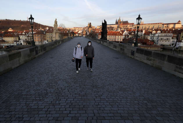 A Prague, le 16 mars, sur le pont Charles, habituellement bondé de touristes. Les rassemblements de plus de 30 personnes sont désormais interdits.