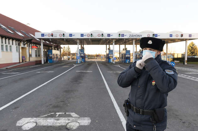 Un policier hongrois devant la frontière du pays avec l’Ukraine, le 15 mars. Le pays est interdit d’accès à tout étranger du 15 au 29 mars.