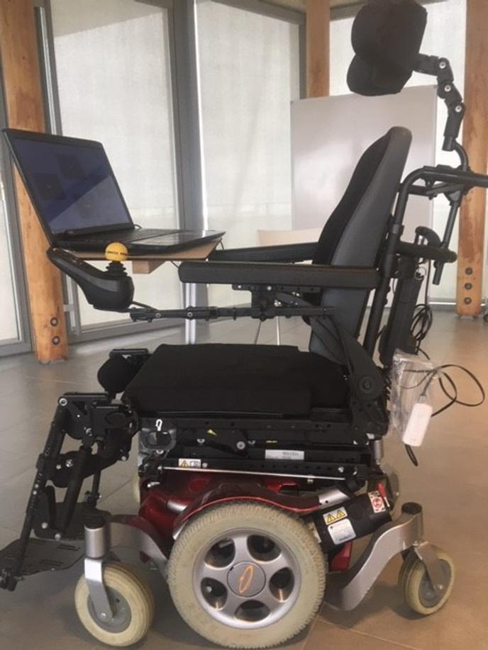 Fauteuil roulant à commande optique mis au point par quatre étudiants-ingénieurs de l’Eséo d’Angers.