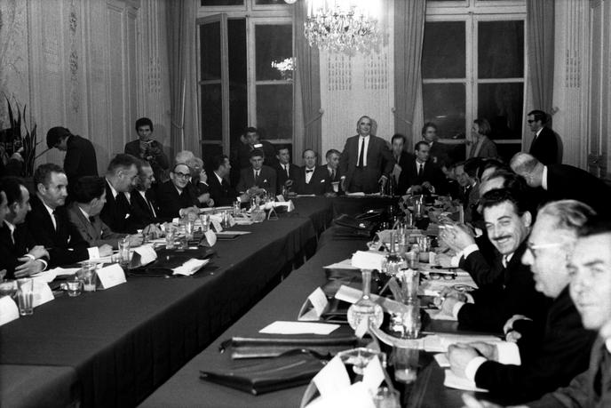 La négociation des accords de Grenelle, sous l’égide du premier ministre Georges Pompidou, au ministère des affaires sociales, à Paris, le 27 mai 1968.