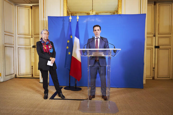 Elisabeth Borne et Jean-Baptiste Djebbari, lors d’une conférence de presse sur l’épidémie de Covid-19, à Paris, le 15 mars.