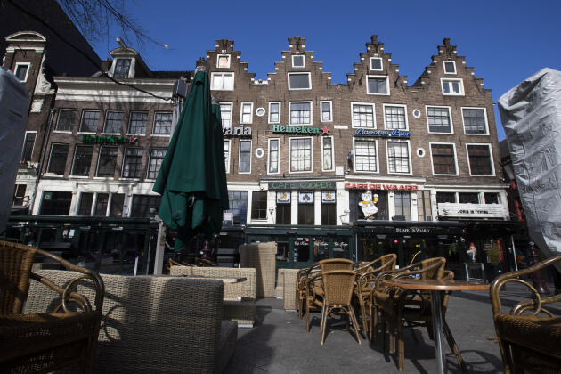 Amsterdam, le 16 mars. Le gouvernement néerlandais a ordonné la fermeture des écoles, bars, restaurants, maisons closes et des coffee shops.