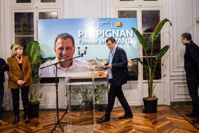 Louis Aliot, en tête du premier tour des élections municipales, commente ses résultats à sa permanence de campagne au centre ville de Perpignan.