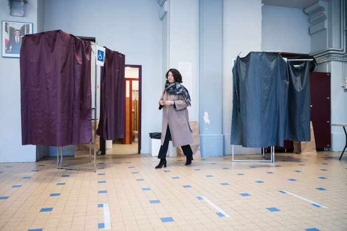 Agnès Buzyn, dans un bureau de vote du 5e arrondissement, à Paris, le 15 mars.