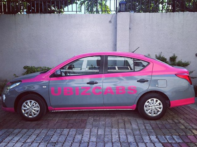 Ubizcabs propose des courses de standing avec boissons, Wi-Fi et commande sur une application mobile, à Kinshasa, au Congo. Un service 100 % féminin.