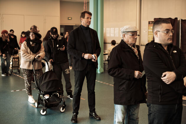 Yannick Jadot, patron d’EELV,  dans un bureau de vote du 10e arrondissement de Paris, le 15 mars.
