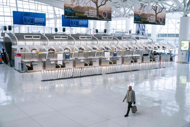 Devant les comptoirs d’Air Frnace, à l’aéroport internationa John F.-Kennedy, à New York, jeudi 12 mars.