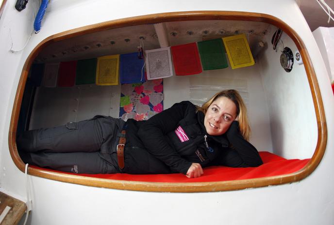 La navigatrice Alexia Barrier pose à bord de son monocoque
