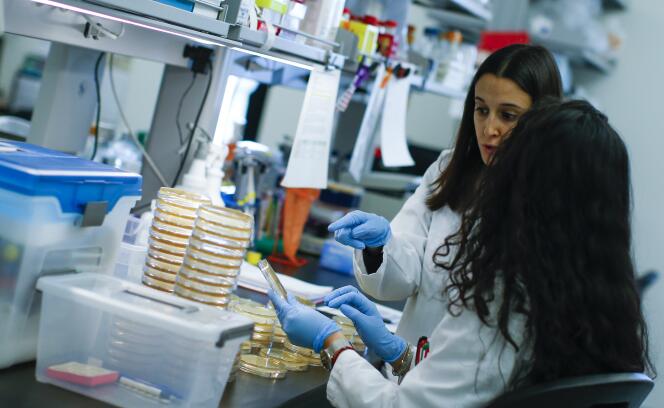 Des chercheuses travaillent sur le coronavirus Covid-19, au laboratoire du Centre de la découverte et de l’innovation, dans le New Jersey, le 28 février.