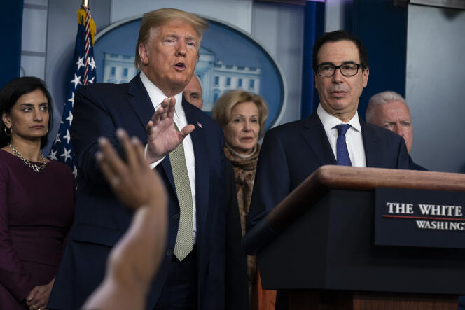 Le président des Etats-Unis, Donald Trump (à gauche), aux côtés du secrétaire au Trésor, Steven Mnuchin, le 17 mars à la Maison Blanche, à Washington.
