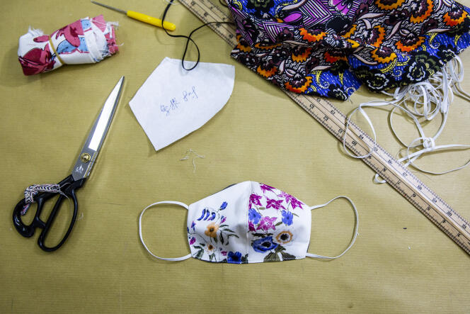 Masque en tissu confectionné dans un atelier de Hongkong, en février.